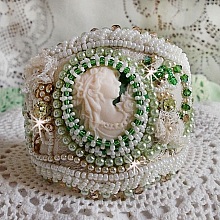 Bracelet Séduction Charme brodé avec un cabochon Fimo fait main représentant une femme avec des fleurs orné de perles Tilleul et Ivoire, s’ajoute des toupies, chatons Jaune et rocailles